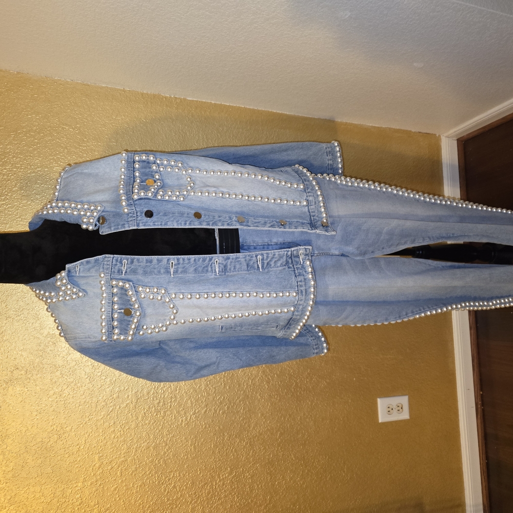 Blue JEAN JACKET AND Jeans with High Waist and Light Wash